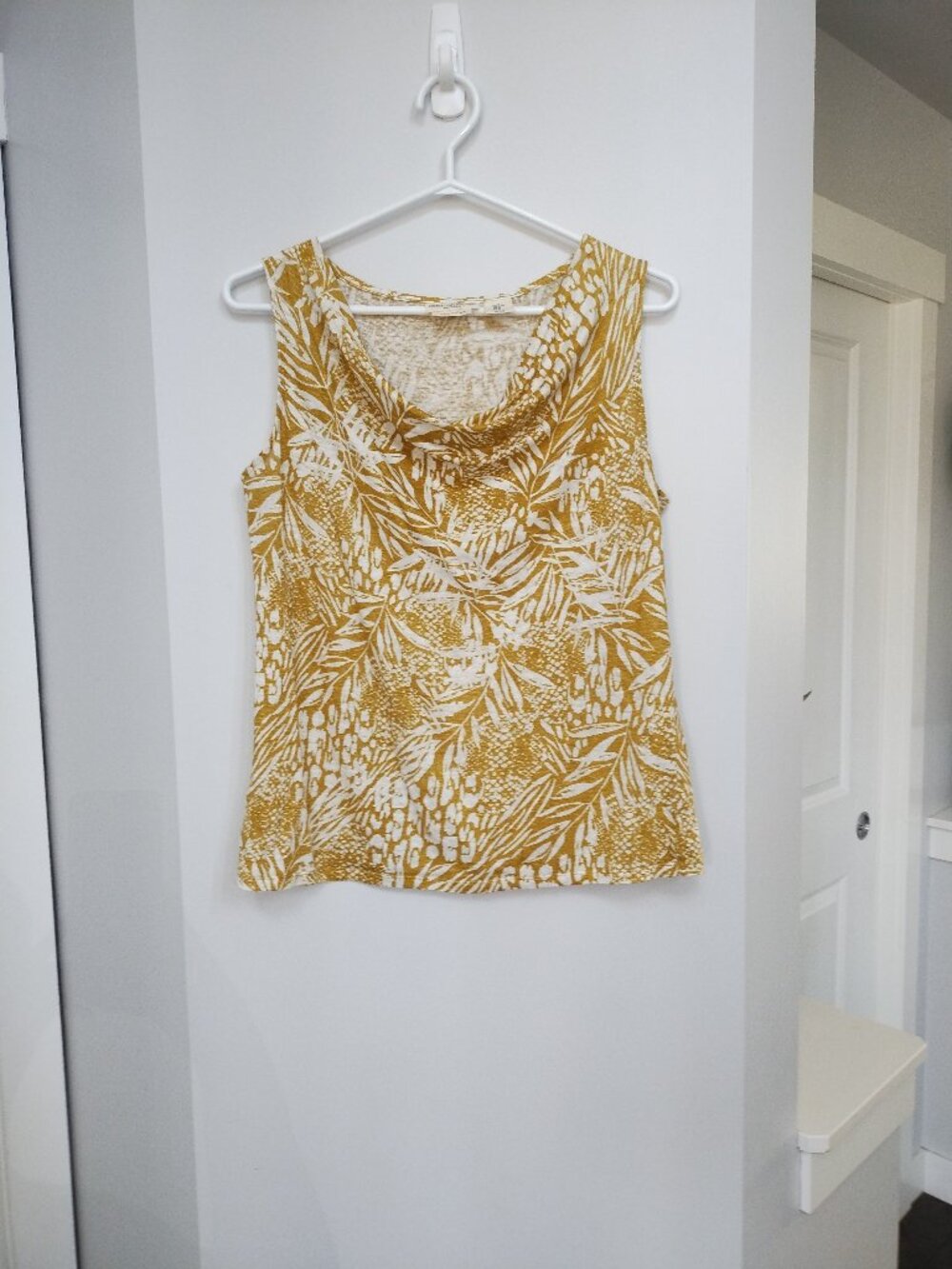 Christian Sirianco 100% soft linen sleeveless top
